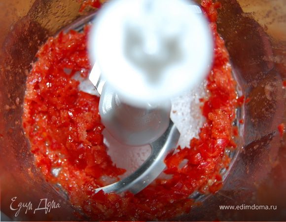 В ступке или в блендере измельчить острый перчик(семена удалить)с солью.