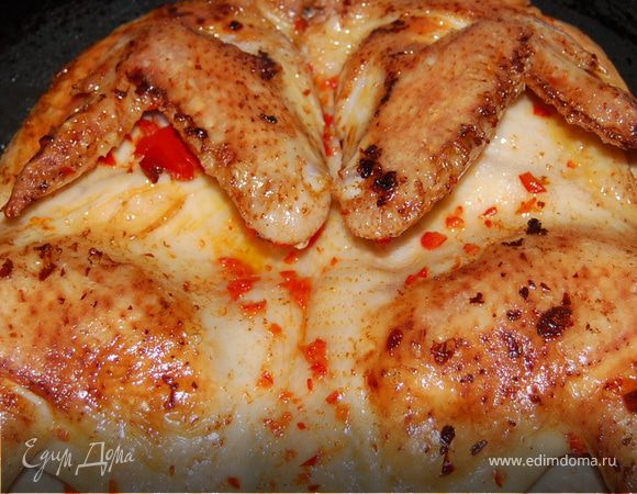 Через час разогреваем растительное масло , в сковороде, с толстым дном и обжариваем  цыпленка с каждой стороны по мин 15-20,предварительно накрыв крышкой ,меньшей по диаметру сковороды, а сверху гнет.(я использовала 3-х литровую банку наполненную водой)