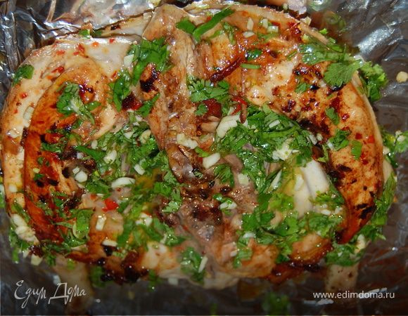 Готового цыпленка натираем соусом заворачиваем в фольгу и даем настояться 15-20мин.