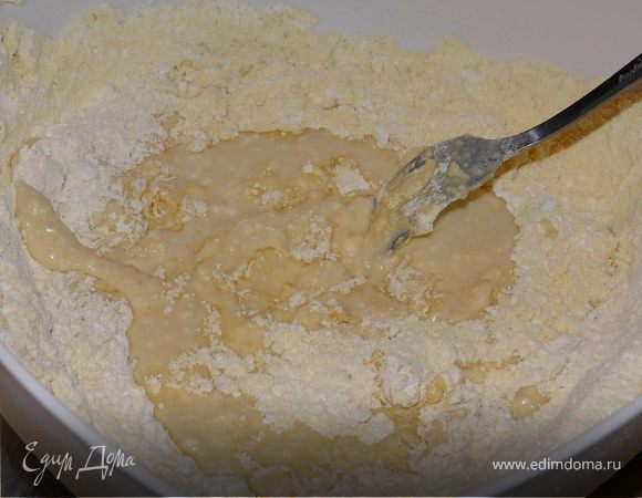 Смешать обе муки, соль и порошок. Отдельно смешать яйца, сахар, масло, кефир и творог. Сухие ингридиенты вмешать в мокрые. Добавить кукурузу.