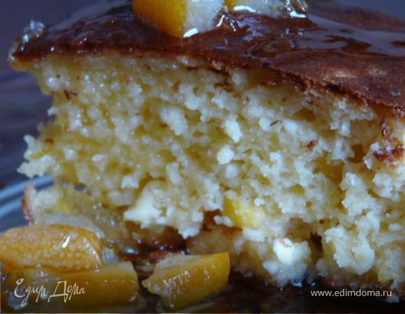 Вылить тесто в смазаную форму (небольшую). Духовка 190 С ок. 30-40 минут до готовности (совсем сухой он не должен быть). Если будет сильно румяный, поставить миску с водой в духовку.
Можно подать с апельсиновым вареньем, тушеными яблоками. Или с острым томатным супом...