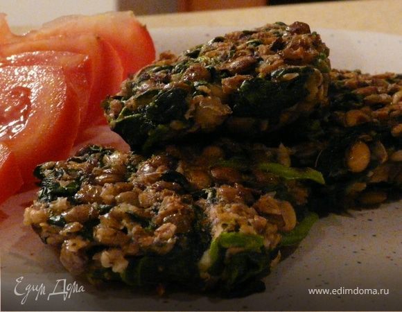 Половину чечевицы смолоть блендером в пасту. Соединить пасту, чечевицу, шпинат (хорошо отжатый), хлопья, 2 яйца, песто -  приправить по вкусу и оставить набухать некоторое время.
Разогреть сковородку (у меня сковорода-гриль). Жарить по несколько минут с двух сторон. Подавать, например, с салатом
