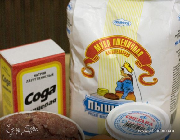 Маргарин размять. Добавить сметану, яйцо, соль, соду и взбить. Всыпать муку и замесить тесто. Тесто на 10 мин положить в холодильник.