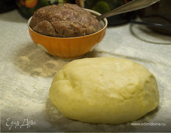  Мясо мелко порубить или пропустить через мясорубку ( крупную ). Лук мелко нарезать и добавить к мясу, посолить и поперчить.