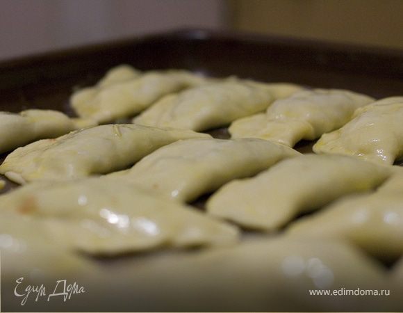  Тесту придать форму бруска. Нарезать ломтиками, каждый раскатать в лепешку круглой формы. На середину выложить мясо ,защипнуть края треугольником. Выпекать в горячей духовке 20 мин.