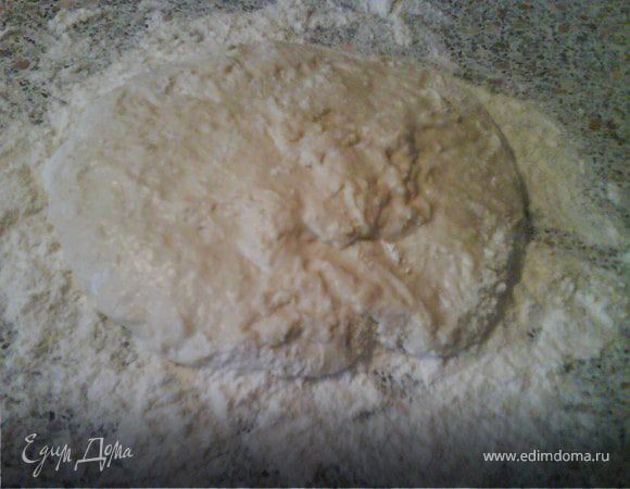 Для приготовления чиабатты нам понадобиться опара. Это самая долгая процедура в этом рецепте.В просеянную муку добавить разведенные в воде дрожжи, добавить щепотку сахара и разведем водой.Лучше воспользоваться комбайном, в течении 3-4 минут.Затем поместить опару в глубокую миску, накрыть мокрым полотенцем и забыть про нее на 12 часов. Лучше занаться выпечкой чиабатты с вечера, пока вы сладко спите опара подойдет и утром вы начнете печь хлебушек.