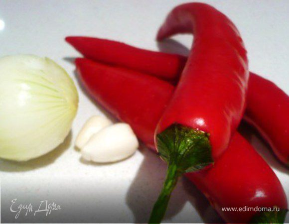 Чили, лук и чесно измельчить мелко в процессоре.  Потушить в масле на среднем огне 6-8 минут.