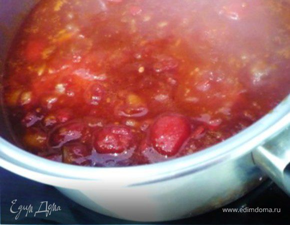 Добавить томаты и BBQ соус. Потушить на среднем огне 10 минут.
