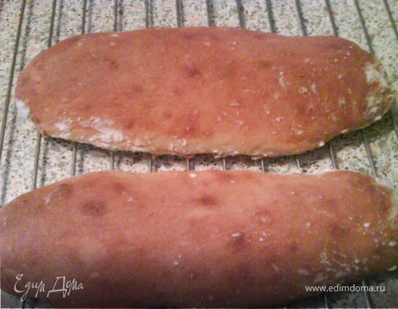 Наша чиабатта готова, румяная, с хрустящей корочкой и душистым мякишем. Остужаем и наконец готовим бутерброды!  Приятного аппетита!