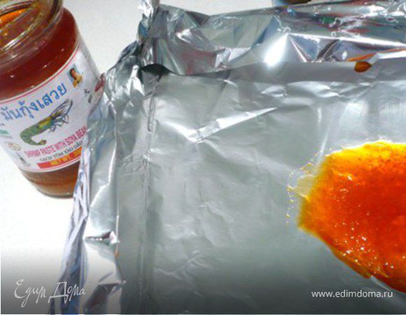 Запекать креветочную пасту в  фольге в  разогретой до 200 С духовке 7-10 минут, до аромата.
