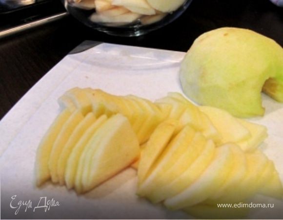 Яблоки очистите и нарежьте тонкими ломтиками.