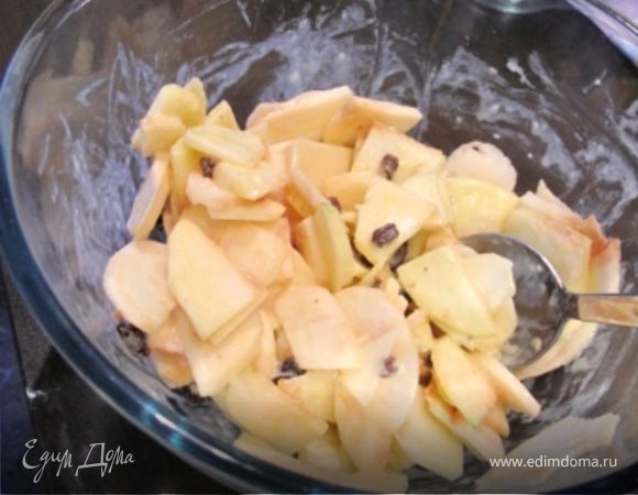 Добавьте яблоки и изюм. Перемешайте.