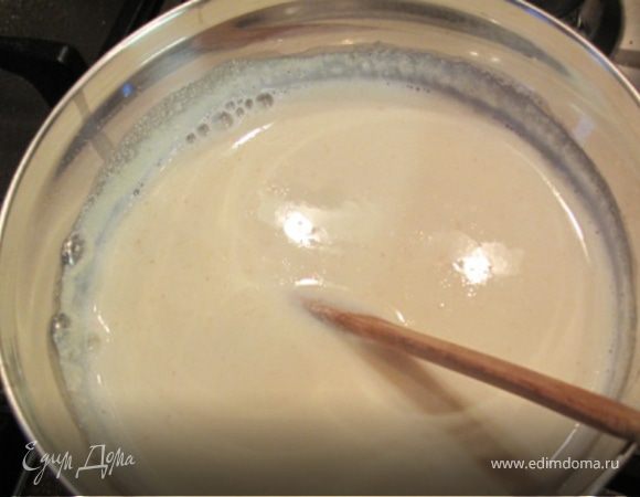 Вскипятите оставшееся молоко, всыпьте манную крупу и варите кашу на слабом огне 8–10 минут, посолите.