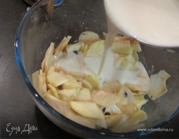 Перемешайте кашу (дав ей немного остыть) с приготовленной яблочной массой и выложите в смазанную маслом форму.