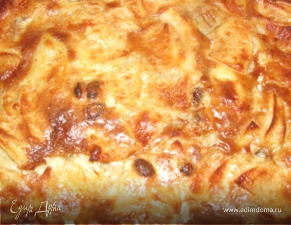 Выложите в форму на тесто, сверху разложите нарезанное хлопьями сливочное масло и выпекайте 35 минут при 200 °С. Приятного аппетита!!!