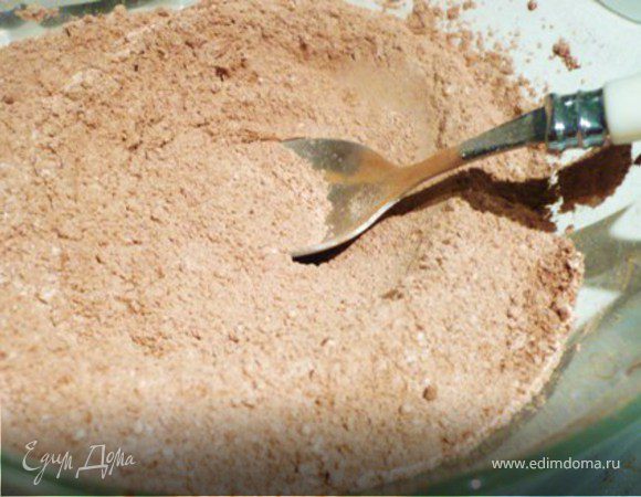 ТЕСТО: Муку, какао и кукурузную муку смешать. Просеять, чтобы лучше перемешалась и не было комков какао. Отложить.
