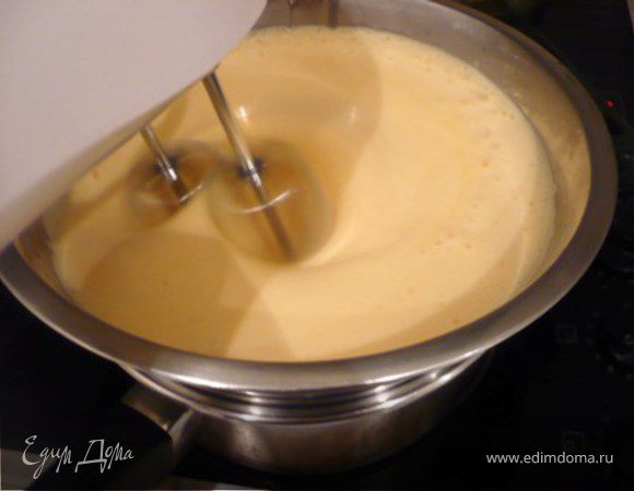 На водянной бане взбить миксером яйца с сахаром до пушистой белой пены – 4-5 минут. Дно миски с яйцами не должно касаться воды. 
