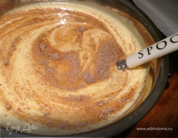 Снять с бани. Добавить половину мучной смеси и перемешать.