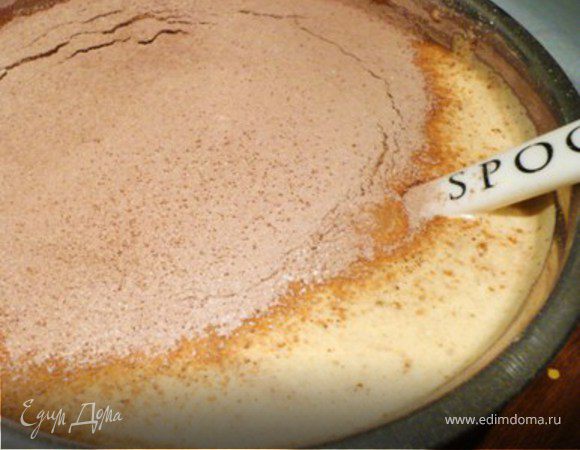 Добавить остальную мучную смесь. Хорошо перемешать.