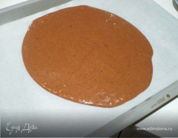 2 противня смазать немногом маслом и выложить калькой. Вылить на каждый по половине теста. Тесто само сформируется в круг около 30 см. диаметром.  
