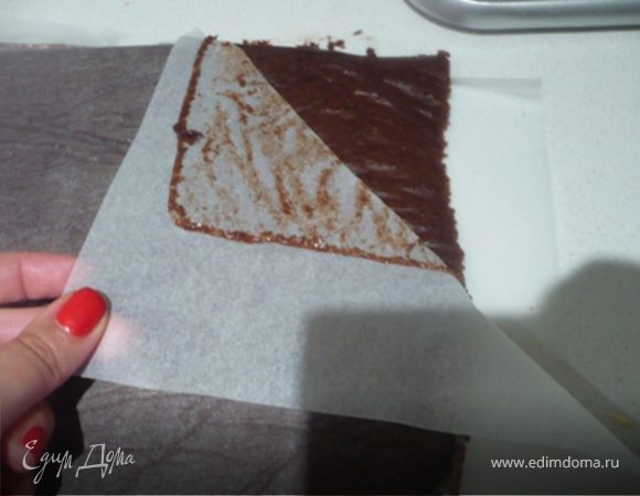 Выпекать тесто в разогретой до 160 С духовке 8-10 минут. Проверить готовность спичкой – она должна выходить из теста сухой. Остудить тесто на противне. Накрыть листом кальки и перевенуть тесто. Снять с теста  кальку, на которой оно выпекалось. 
