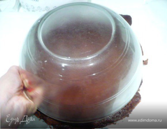 Из второго вырезать круг диаметром формы, в которой будет  собираться Zucotto.
