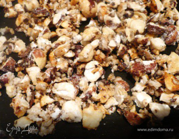 БЕЛАЯ НАЧИНКА: В  маленькую сковородку засыпать орешки и обсыпать их 40 гр. сахарной пудры. Обжаривать,  помешивая смазанной маслом вилкой, пока орешки не станут карамелизироваться – то есть сахарная пудра «исчезнет», привратившись в тонкий слой «карамели» на орешках.  Готовые орешки остудить. 
