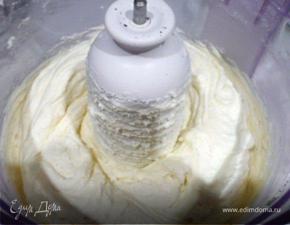 В процессоре взбить рикотту с оставшимся 60 гр. сахарной пудры и семенами ванили до однородной и гладкой массы. 
