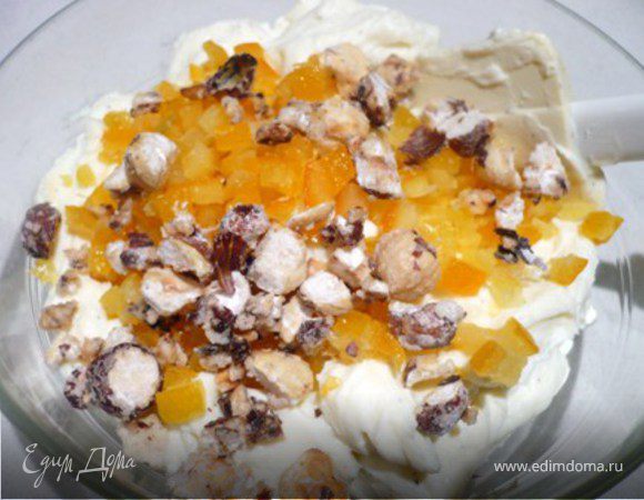 Переложить в посуду. Добавить орешки и цукаты. Перемешать. Поставить в холодильник до использования.
