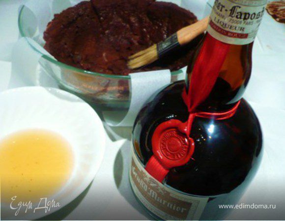 СБОРКА: Глубокую форму (салатницу и т.п.) выложить полосками кальки. Выложить ни них 8 долек из теста. Хорошо их состыковать. Пустоты заполнить крошками. Тесто очень податливое и «липучее», так что это не сложный процес. Смазать  тесто  Cointreau.
