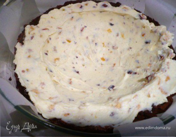 Выложить на тесто слой из белой начинки. Разровнять. 