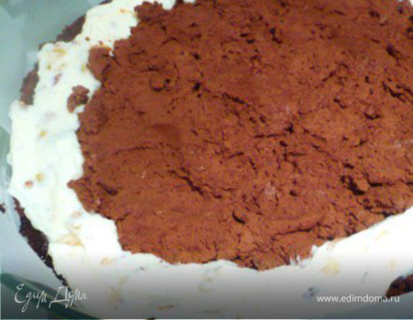 Сверху выложить слой из шоколадной начинки. Разровнять.
