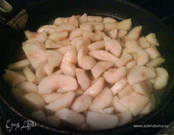 Для начала нам потребуется приготовить тонкие блинчики в количестве 8 шт.
Для начинки очистим груши, нарежем дольками и закарамелизуем. Для этого на сковородку высыпем сахар, зальем 2 ст.л. воды, доведем до кипения и в момент загустения добавим груши.