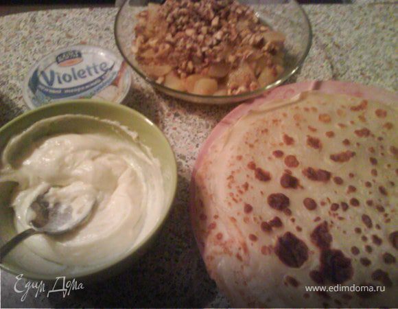 Творожный сыр перемешать с сахаром. Груши соединить с растолченными грецкими орехами. Начнем заворачивать блинчики. Каждый блинчик обмазать сыром, сверху в серединку положить груши с орехами, и завернуть конвертиком.