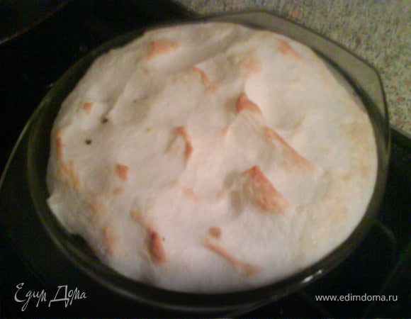 На водяной бане растопим шоколад. Охлажденные белки взобьем с сахарной пудрой.Теперь начнем укладывать наш десерт. В стеклянную жаропрочную форму нижнем слоем выложим блинчики с начинкой, сверху распределим растопленный шоколад. Последним слоем аккуратно разложем взбитые белки. Острием ножа сделаем пики. В предварительной разогретую духовку поместим наш десерт на 10 минут. Наши пики подрумянятся.