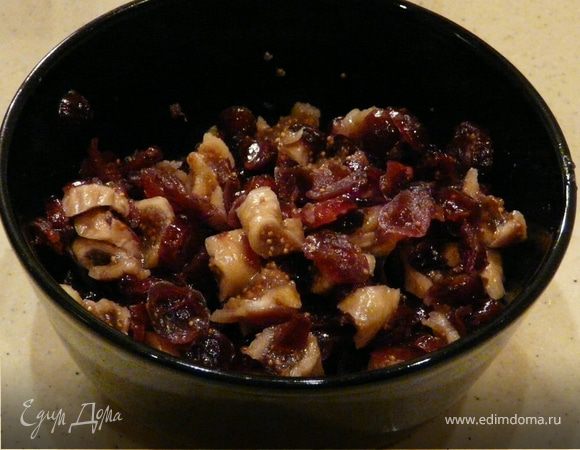 Замочить ягоды в роме.