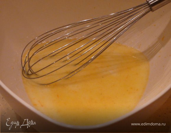 Воду, молоко, масло, ваниль, цедру смешать вместе и вымесить с мукой. Оставить на 10 минут.