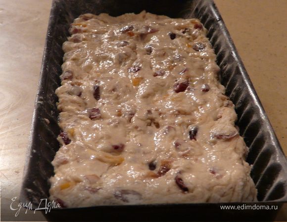 Добавить ягоды (обвалять в муке), орехи и вымешать.
* если использовать марципан, то сначала вмешать в него 1 желток, рукой растянуть тесто в квадрат, с одной стороны выложить марципановую колбаску и залепить тесто (оно немного клейкое).
Оставить на 20 минут.