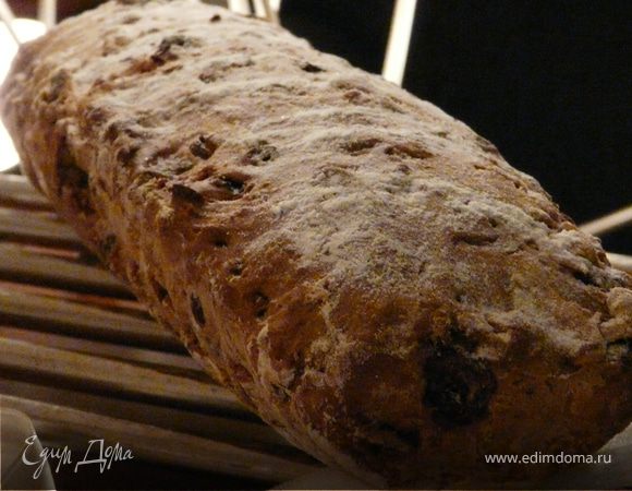 Духовка 190 С. Тесто смазать водой, лучше сложить в длиную форму (смазаную) и на середину духовки на 40-45 минут.
Посыпать пудрой перед подачей.