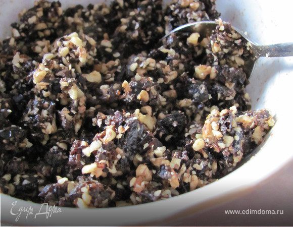 Чернослив промыть и просушить бумажным полотенцем. Измельчить в блендере. Не мелко измельчить орехи. Все соеденить, перемешать. 