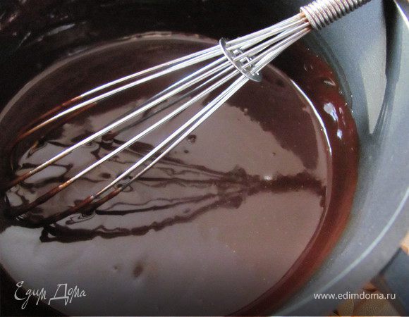 Шоколад разломать на кусочки. Сливки прогреть, но не кипятить (должно начать закипать у стеночек кастрюльки). Снять с огня и добавить шоколад. Хорошо все перемешать до блестящей шоколадной массы.