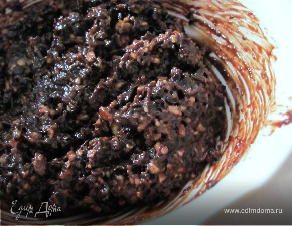 Добавить шоколад к черносливу с орехами и перемешать. Поставить в холодильник для застывания (минимум на 2 часа). Сформировать шарики и обвалять в какао. 