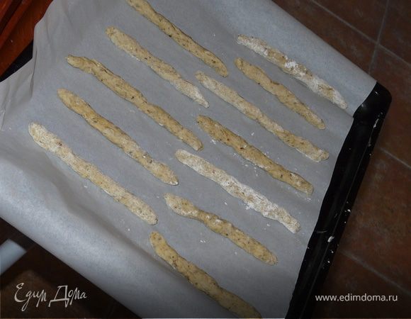 Тем временем сделать палочки. Замесить тесто, разделить у меня на 12 частей и раскатать колбаски (ок. 15 см). Сложить на противень на бумагу и испечь ок. 15 минут при 200С.