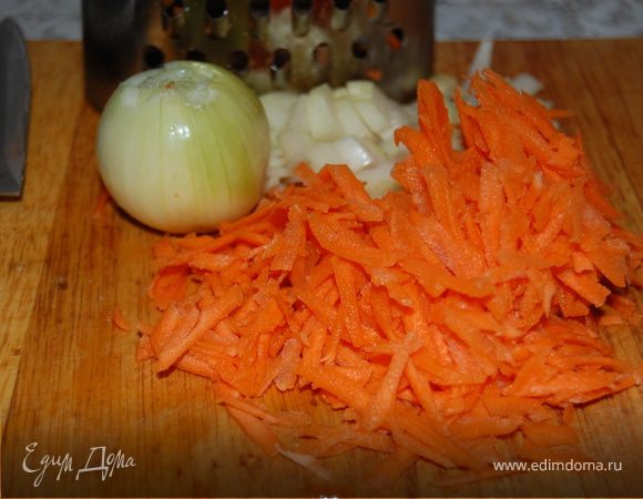 1.Ставим кастрюльку с водой и засыпаем в нее гречневую крупу. Пока наша каша варится, займемся потрохами.