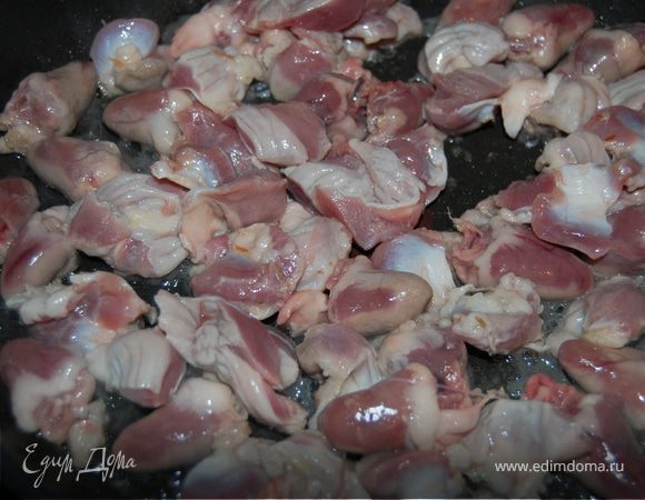 2.	Я люблю желудочки порезать на 2-3 части, т.к. они достаточно жесткие, сердечки я использую как есть.  Морковку чистим и трем на крупной терке, лук чистим и режем не слишком мелко. Кладем потроха на сковородку  и обжариваем, изредка переворачивая, не более 5-10 минут,  добавляем овощи, солим, перчим и тушим примерно минут 10.