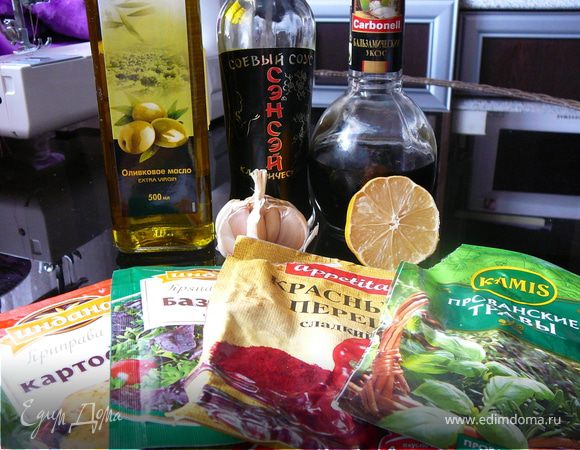 Тем временем приготовим заправку: смешаем в миске все указанные ингридиенты.