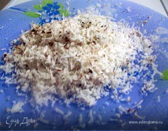 Распустите желатин в воде, следуя инструкциям на упаковке. Но распускайте желатин ни в таком количестве воды, как там написано! То есть: на это количество молока и сливок мне нужно было 2 пакетика желатина. По инструкции это получилось бы, что я должна была их разводить в литре воды. Но тогда бланманже получилось бы не вкусным, потерялся бы молочный вкус. Я развела эти два пакетика в 200 мл воды. То есть доля воды в этом рецепте должна быть не большой!  Если Вы, как и я, не нашли в магазине кокосовую стружку, то просто натрите кокос на терке.