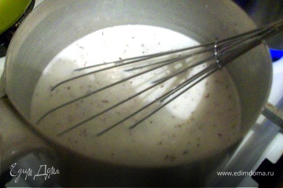 В кастрюльке смешать молоко, сахар, 150 г кокосовой стружки. Довести молоко до кипения на медленном огне, чтобы кокос успел ароматизировать молоко. Как только молоко начинает закипать, его нужно снять с огня, ввести готовый желатин и оставить смесь остывать.