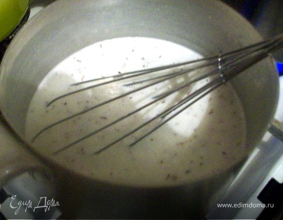 В кастрюльке смешать молоко, сахар, 150 г кокосовой стружки. Довести молоко до кипения на медленном огне, чтобы кокос успел ароматизировать молоко. Как только молоко начинает закипать, его нужно снять с огня, ввести готовый желатин и оставить смесь остывать.