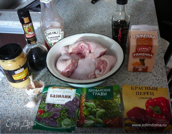 Курицу/окорочка разделить на порционные куски. Приготовить заправку соус из вышеприведенных продуктов. Курицу замариновать на 20 минут. В разогретой духовке поджарить при температуре 200С в течении 40 минут.Приятного аппетита!